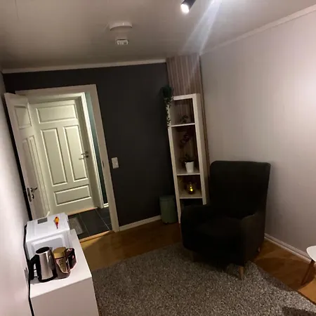 Liten Kjellerleilighet I Rolig Boligfelt Apartamento *